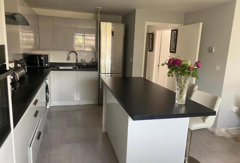 Modern 2 Bedrooms Fully Equipped Apartment With Garden, Free Parking, Free Wifi