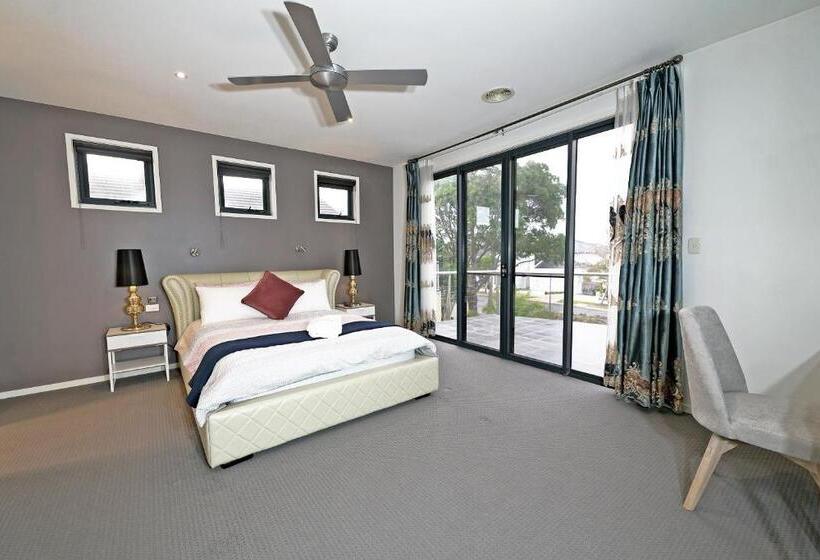 Luxury 7brm Entire House Lakeview Blackswans Wifi Bbq Resort