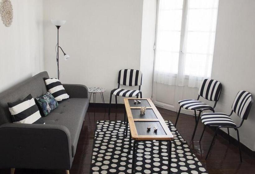 Piso Céntrico Amplio, Luminoso, En Casa De Piedra