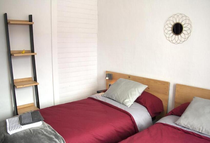 Piso Céntrico Amplio, Luminoso, En Casa De Piedra