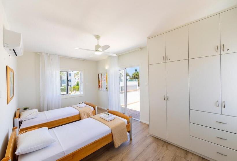 Protaras Seafront Villa Violetta