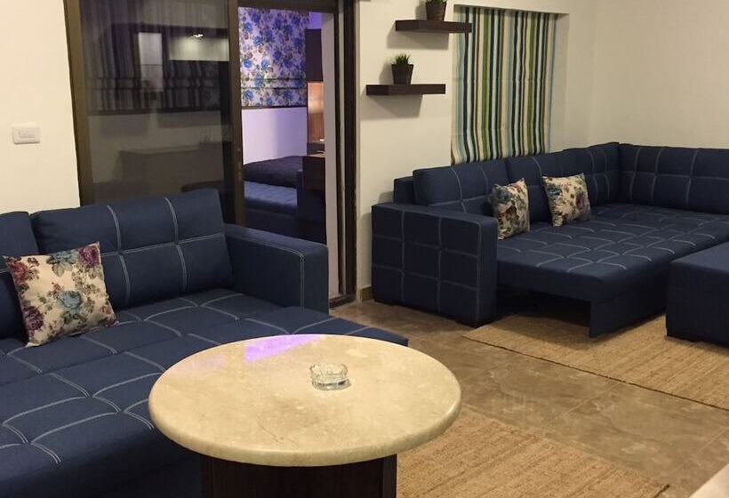 The Royal Luxury Superior Queencot