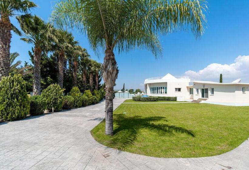 Villa Amelia By Ezoria Villas