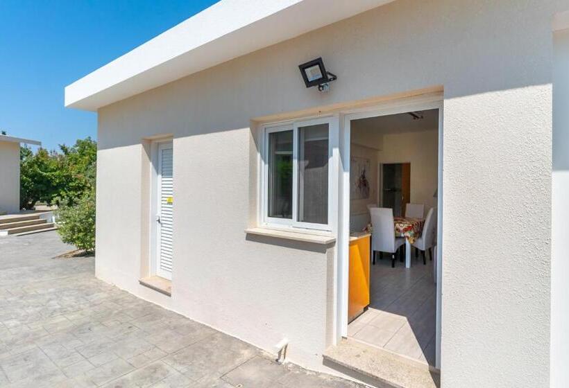 Villa Amelia By Ezoria Villas