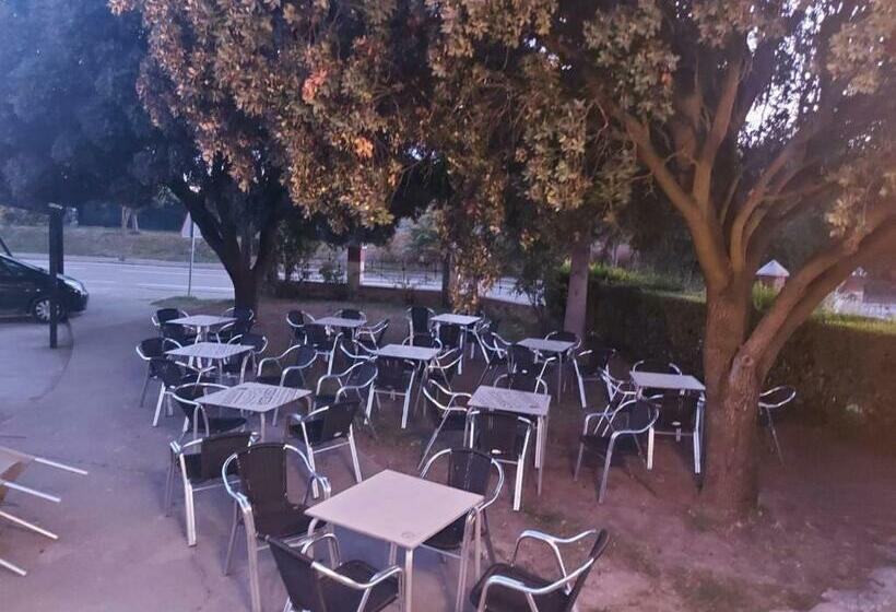 فندق صغير Hostal Linares