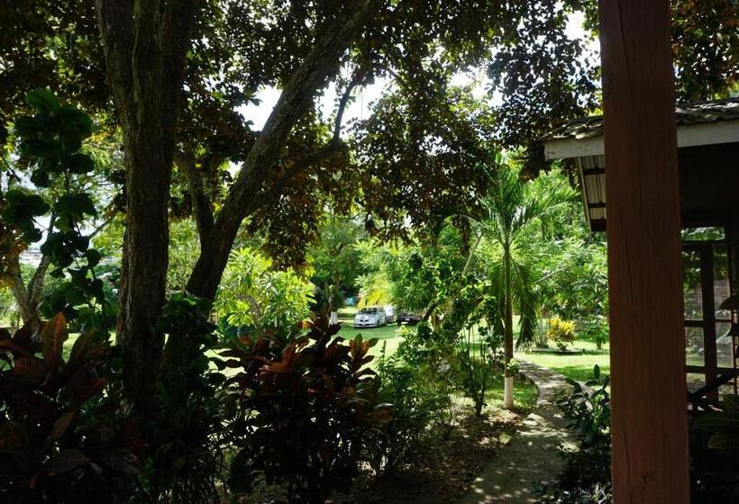 فندق صغير Mana Kai Camping & Cabins