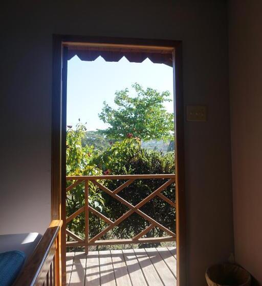 فندق صغير Mana Kai Camping & Cabins