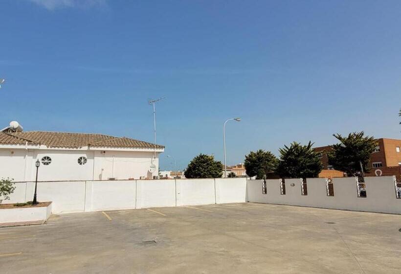 Apartamento En Rota Con Piscina Y Parking Junto Al Mar