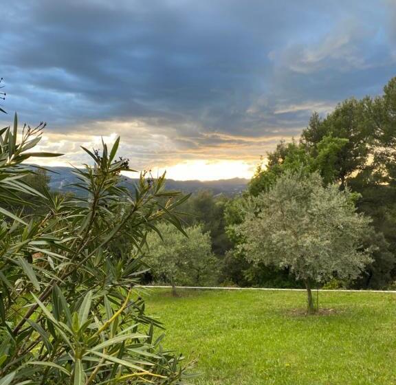 مبيت وإفطار La Maison Perchée