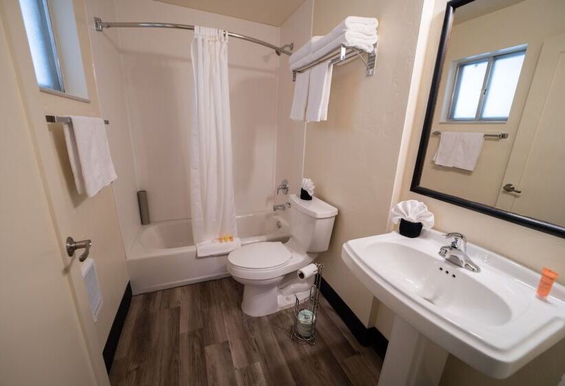 Отель Clover Creek Inn