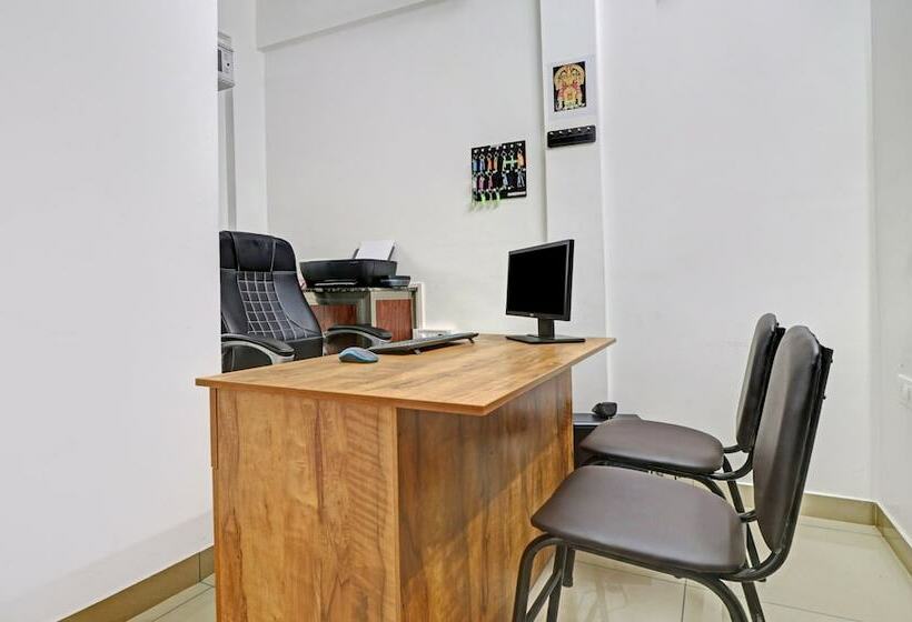 Hotel Treebo Nirupama ,750m From Aluva Railway Station