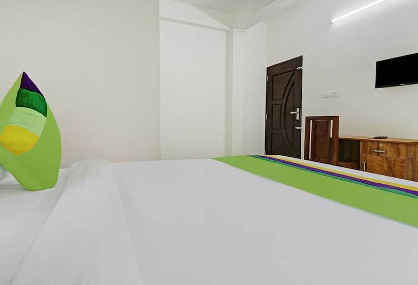 Hotel Treebo Nirupama ,750m From Aluva Railway Station