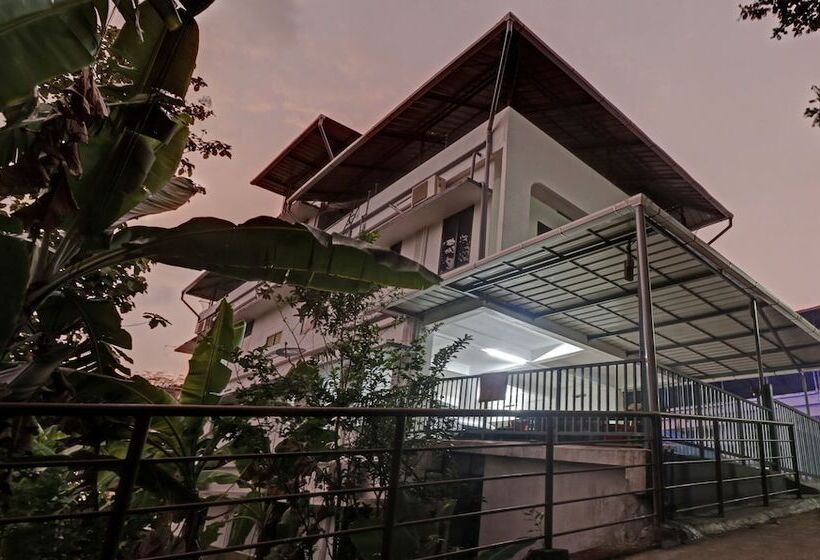 Hotel Treebo Nirupama ,750m From Aluva Railway Station