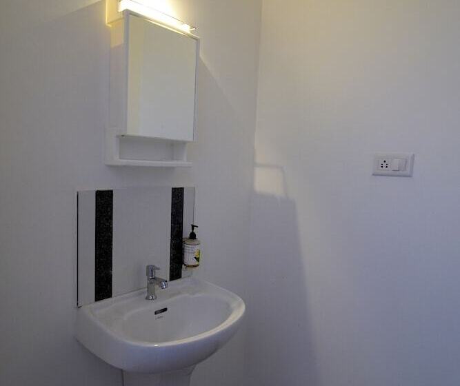 Hotel Treebo Nirupama ,750m From Aluva Railway Station