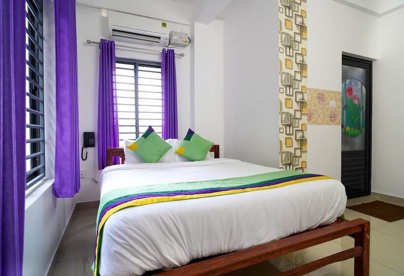 Hotel Treebo Nirupama ,750m From Aluva Railway Station
