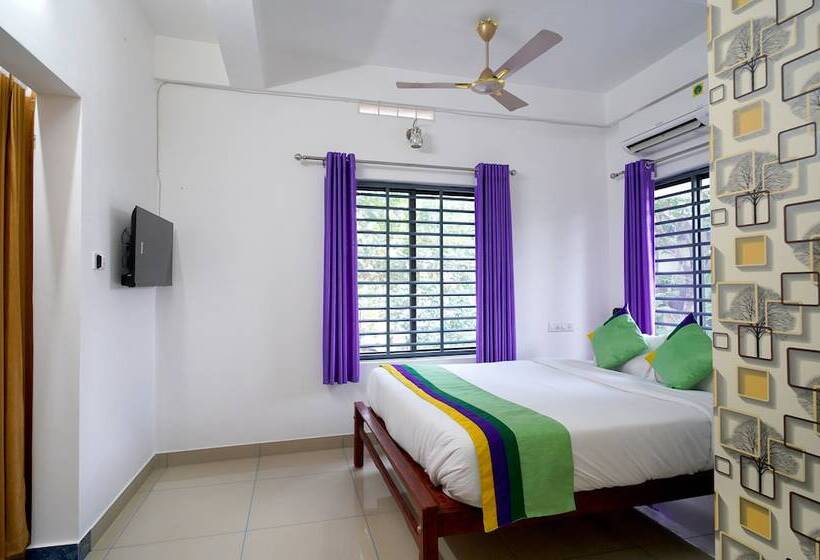 Hotel Treebo Nirupama ,750m From Aluva Railway Station