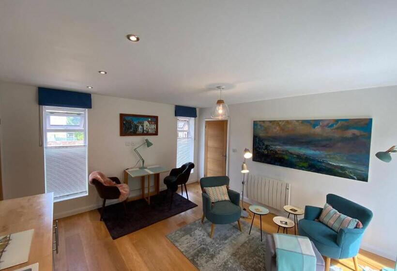 Self Contained, Ground Floor Apartment With Parking And Patio