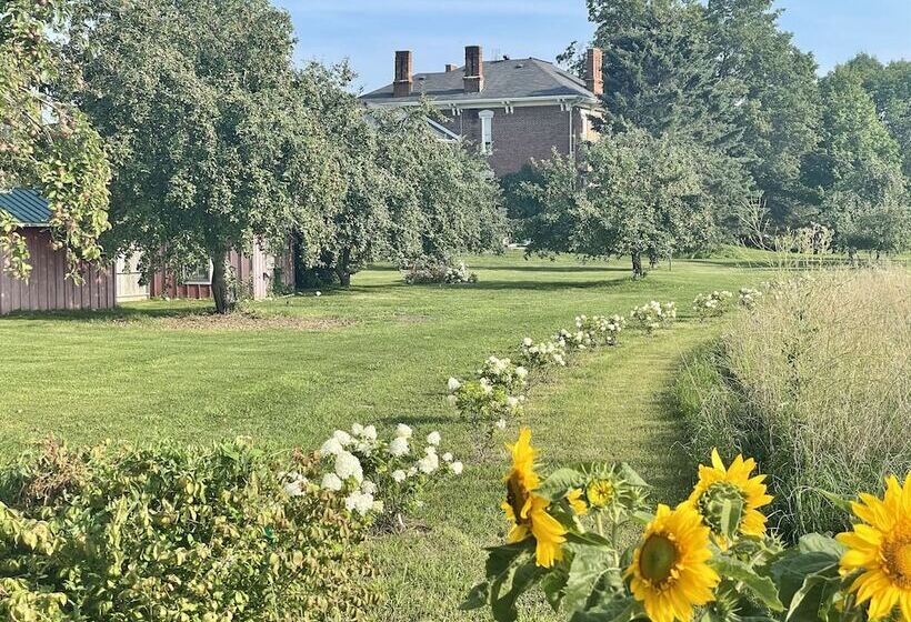 The Eddie Hotel And Farm