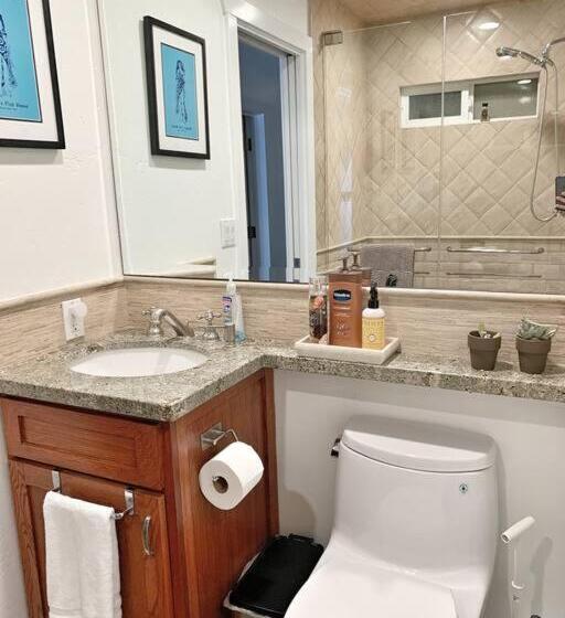 Cute Home 7 Blocks To Beach . Xbox . Bikes . Pets