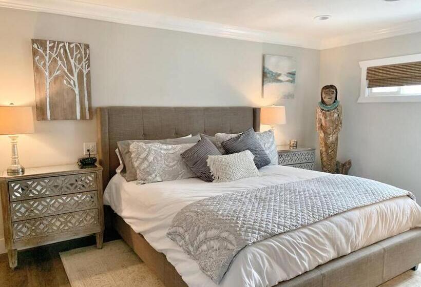 Cute Home 7 Blocks To Beach . Xbox . Bikes . Pets