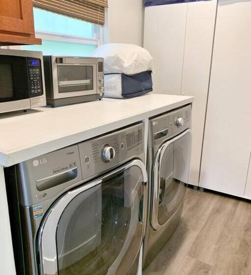 Cute Home 7 Blocks To Beach . Xbox . Bikes . Pets