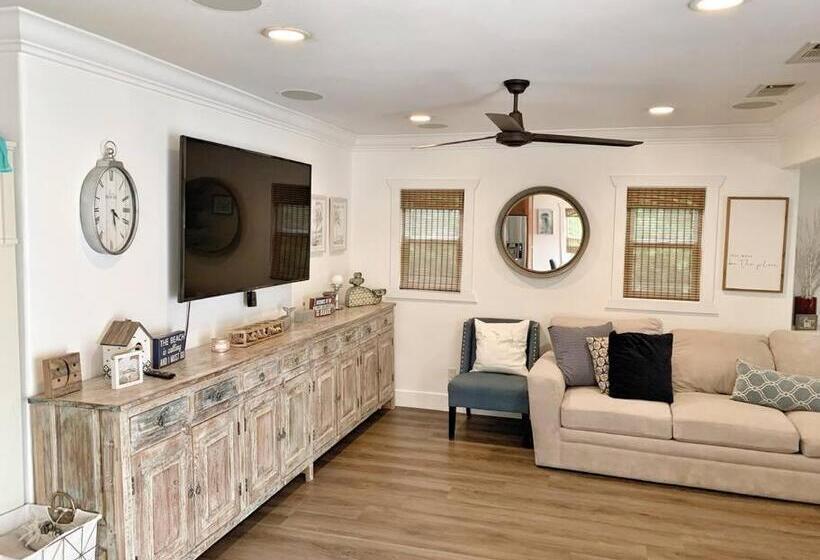 Cute Home 7 Blocks To Beach . Xbox . Bikes . Pets