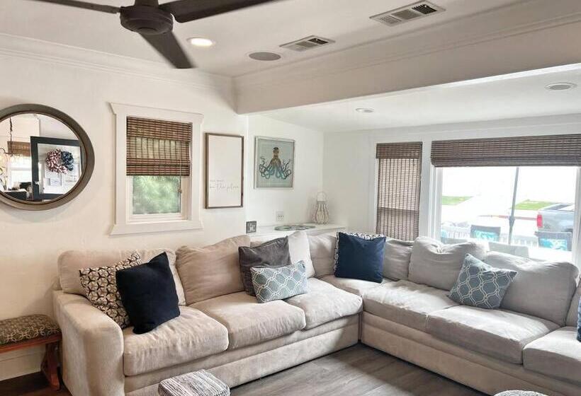 Cute Home 7 Blocks To Beach . Xbox . Bikes . Pets