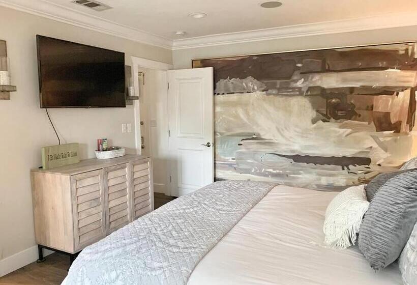 Cute Home 7 Blocks To Beach . Xbox . Bikes . Pets