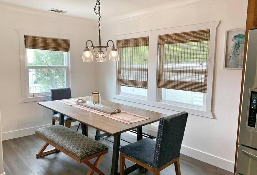 Cute Home 7 Blocks To Beach . Xbox . Bikes . Pets