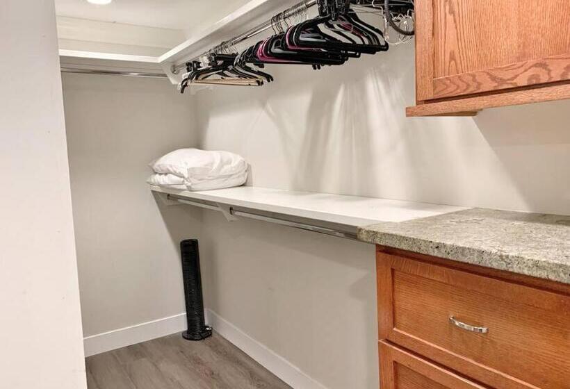 Cute Home 7 Blocks To Beach . Xbox . Bikes . Pets