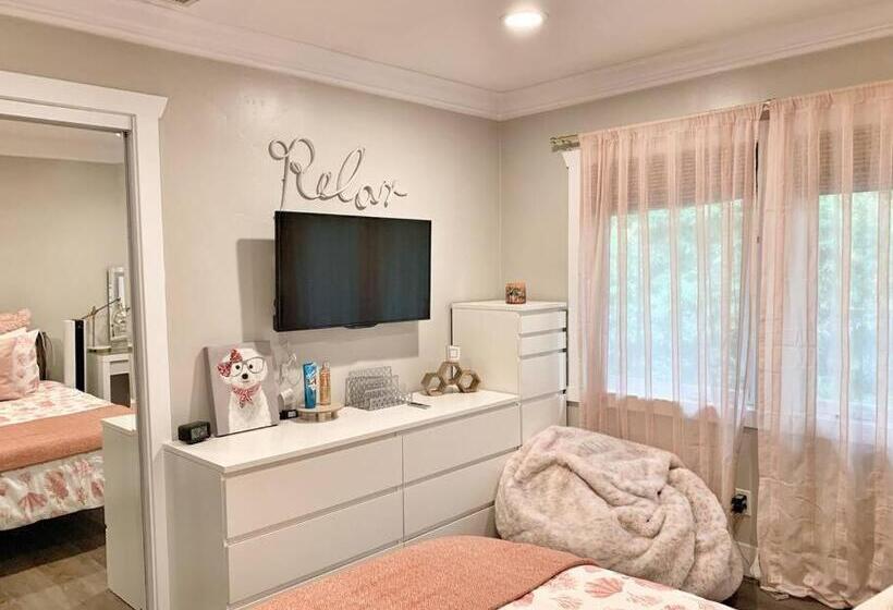 Cute Home 7 Blocks To Beach . Xbox . Bikes . Pets