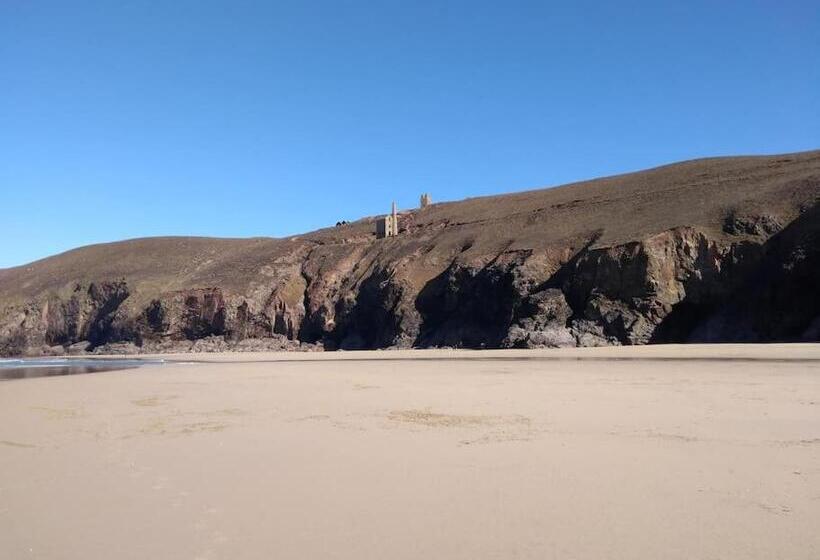 Dingley Dell Superb Location For Truro In Private Accommodation