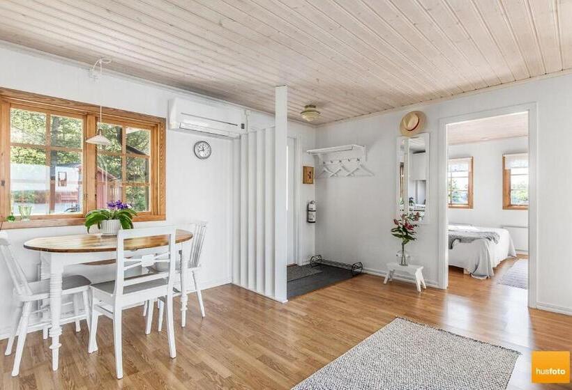 Ekudden. Idylliskt Nära Sjö. Egen Strand