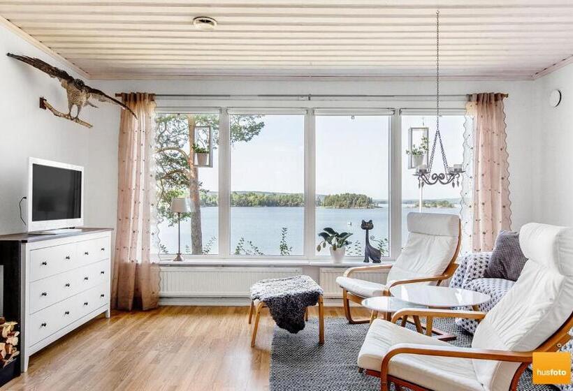 Ekudden. Idylliskt Nära Sjö. Egen Strand