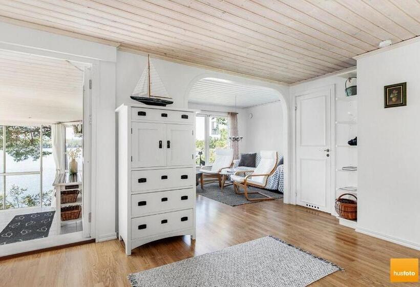 Ekudden. Idylliskt Nära Sjö. Egen Strand