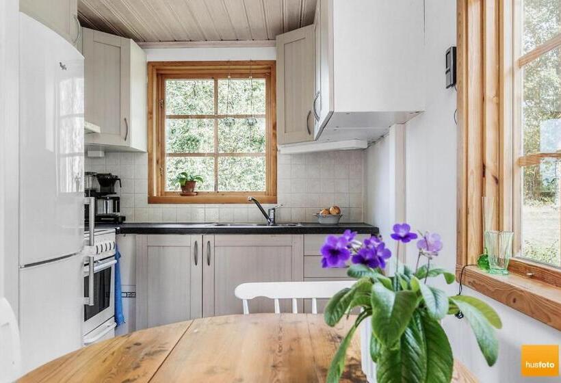 Ekudden. Idylliskt Nära Sjö. Egen Strand