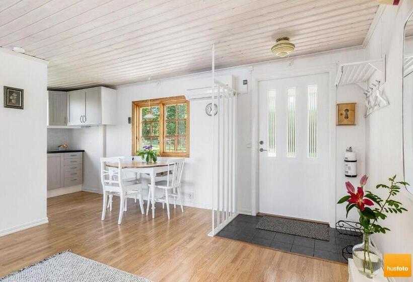 Ekudden. Idylliskt Nära Sjö. Egen Strand