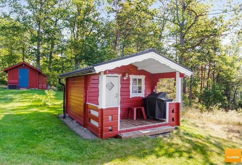 Ekudden. Idylliskt Nära Sjö. Egen Strand