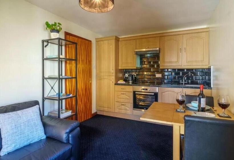 Ground Floor Apartment Twin King Bed Option Free Off Street Parking