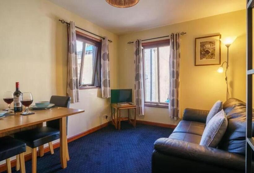 Ground Floor Apartment Twin King Bed Option Free Off Street Parking