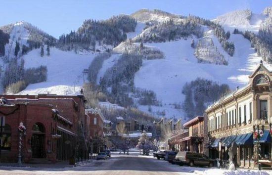 ホテル Luxury 3 Bedroom Downtown Aspen Vacation Rental With Amenities Including Heated Pool, Hot Tubs, Game