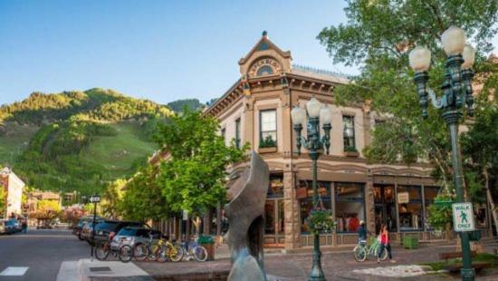 فندق Luxury 3 Bedroom Downtown Aspen Vacation Rental With Amenities Including Heated Pool, Hot Tubs, Game