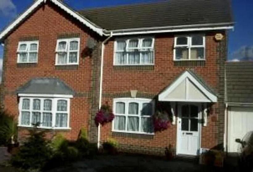 Lovely 3 Bed House In Chafford Hundred