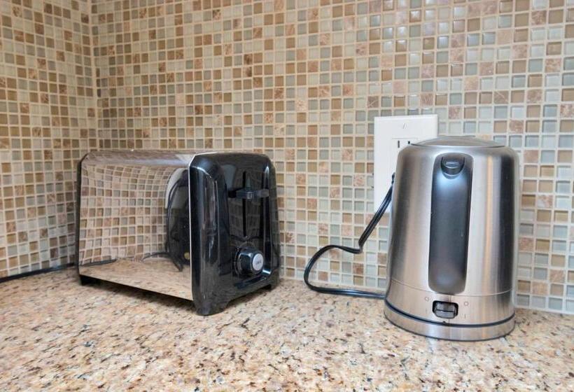 Luxury King W/resort Style Pool, Wi Fi & Parking