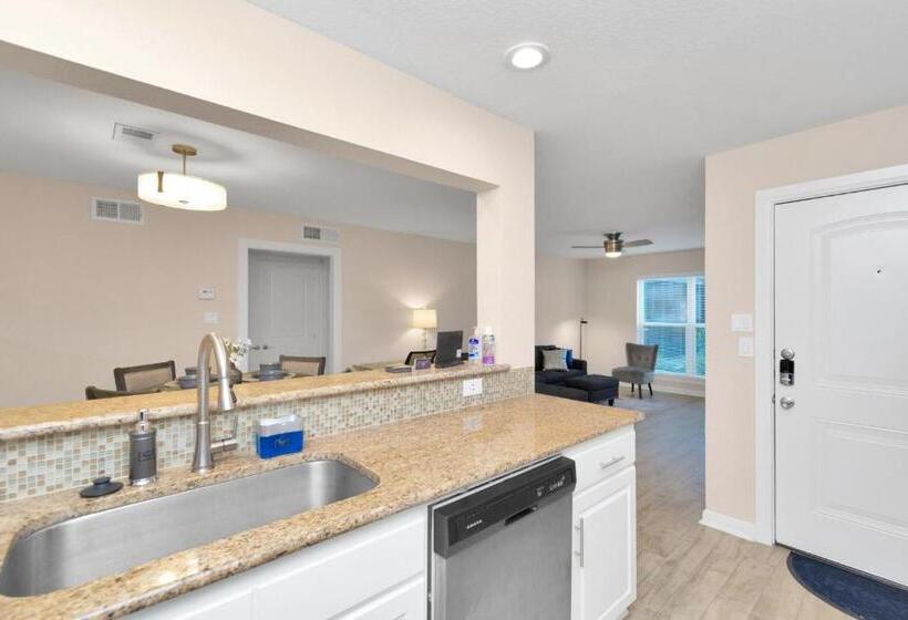 Luxury King W/resort Style Pool, Wi Fi & Parking