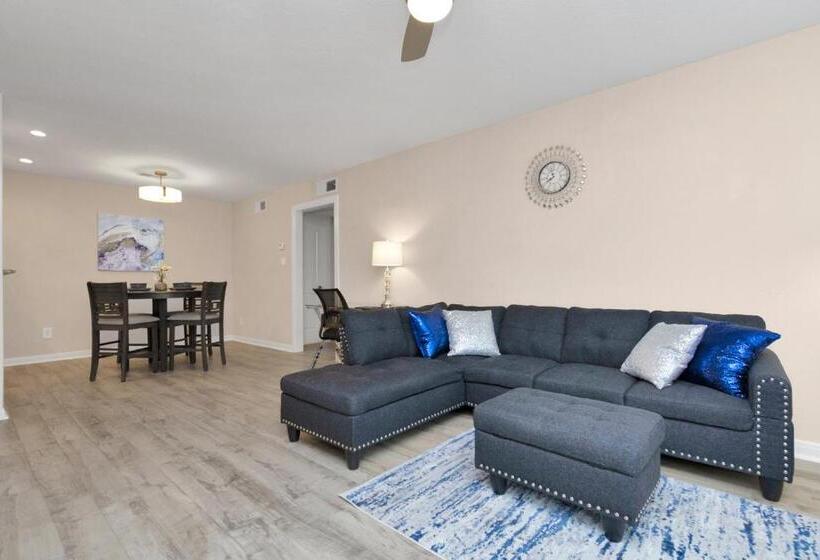 Luxury King W/resort Style Pool, Wi Fi & Parking