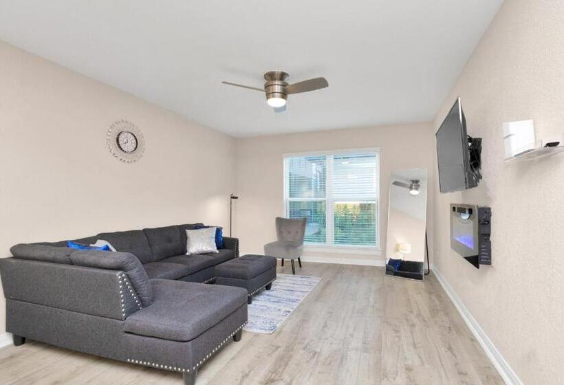 Luxury King W/resort Style Pool, Wi Fi & Parking