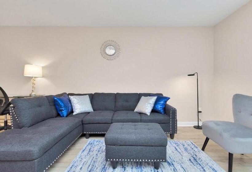 Luxury King W/resort Style Pool, Wi Fi & Parking