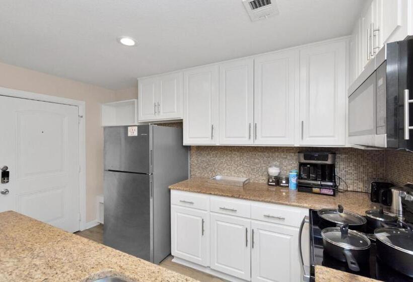 Luxury King W/resort Style Pool, Wi Fi & Parking