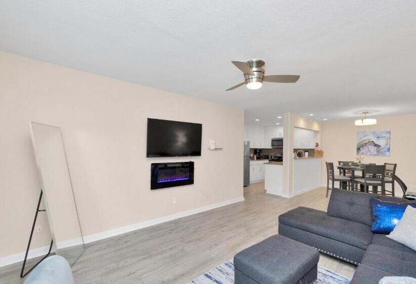 Luxury King W/resort Style Pool, Wi Fi & Parking